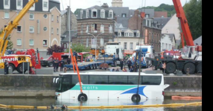 Un bus tombe dans le port de dives sur mer