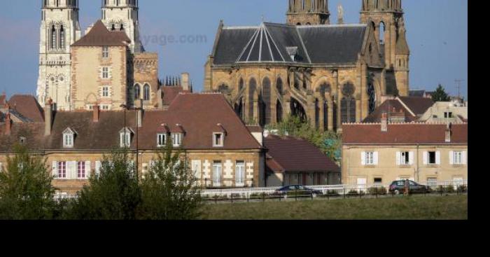 Un curé fume du cannabis dans l'église