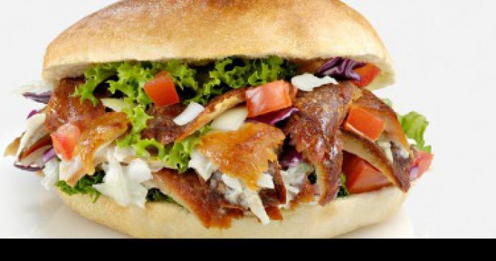 Il poste une photo de son kebab, ce qui arrive ensuite est INCROYABLE !