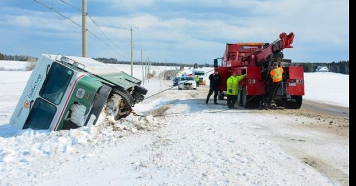 Un camion se renverse à Bourg l'arène (69). des dizaines de femmes s'arrêtent pour lécher les boules ...