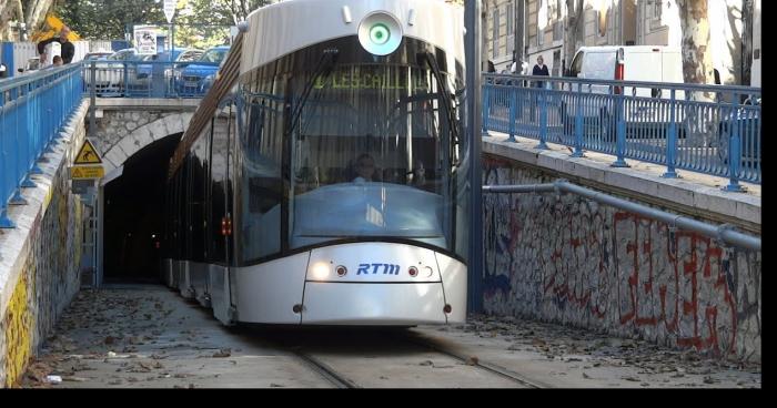 Le conducteur de Tramway John AGUAD se prend pour un cochon en se mettant nu sur les voies de la RTM