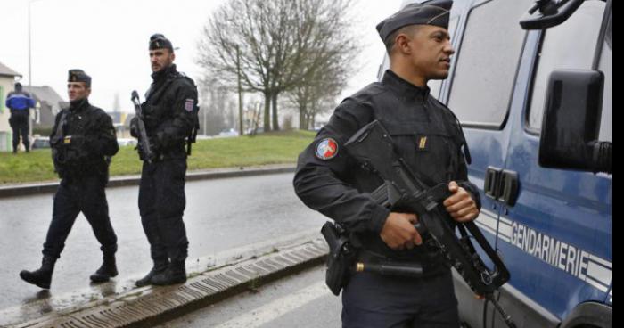 Il entre armée dans un collège