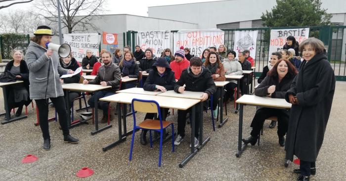 Alerte à la BOMBE au collège : obligés de faire cours DEHORS pendant UN mois !