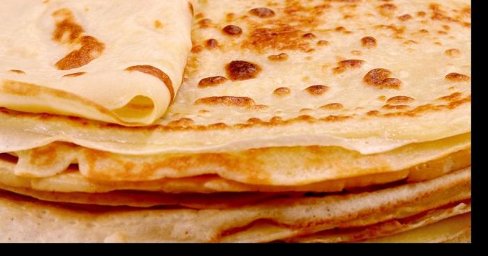 Il mange une crêpe préparée par sa mère et manque de s'étouffer