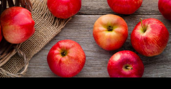 Un jeune mange une pomme