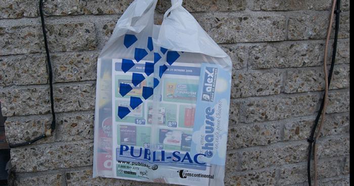 Un employé du distributeur de Publi-Sac de la ville de Laval dans l'eau chaude