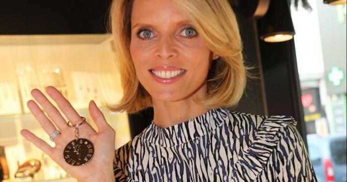 « Humains, vous êtes désormais mes esclaves et mon règne commence » hurle l'alien Sylvie Tellier en plein concours Miss France