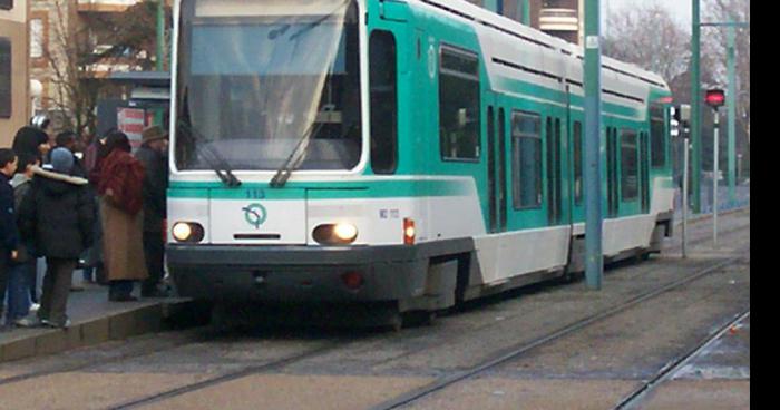 Il fait le Buzz en arrêtant le Tramway