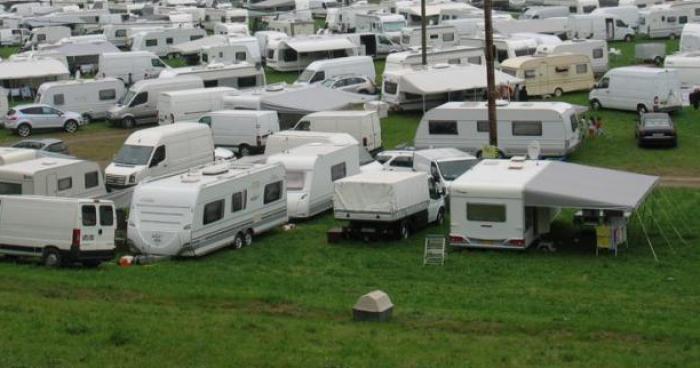 La famille Laouat s'installe sur le terrain de foot de Labastidette