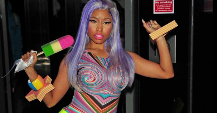 Nicki Minaj se fait greffer des lentilles de couleur