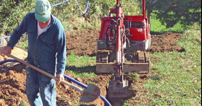 Il creuse un tranchée chez lui pour s'enterrer en attendant que Mélanchon passe au second tour.