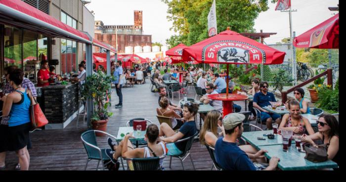 Québécoise en exil en pays tropical pendant la saison des pluies s'ennuie de ses amiEs et des soirées dans les parcs et les terrasses de Montréal