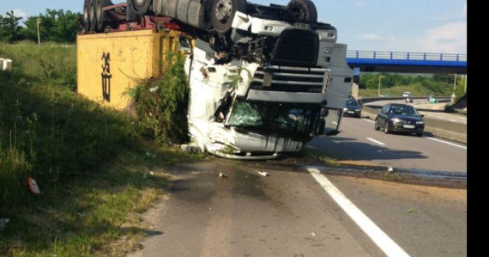 Bourg Saint-Bernard : un poids-lourd se renverse... deux morts et 1745 serpents dans la nature..