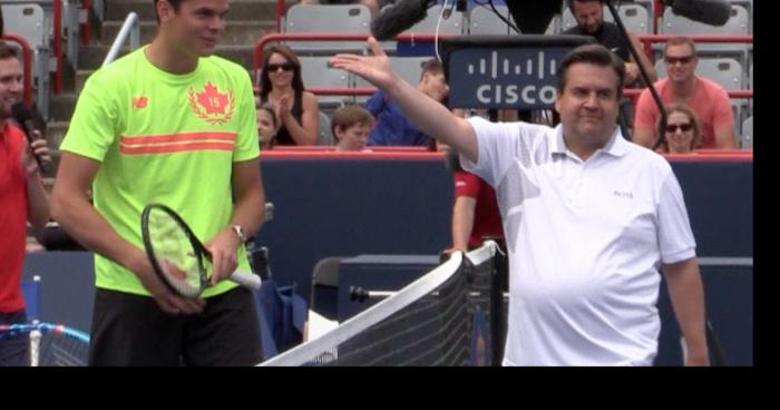 Raonic tue le maire Coderre avec son service.