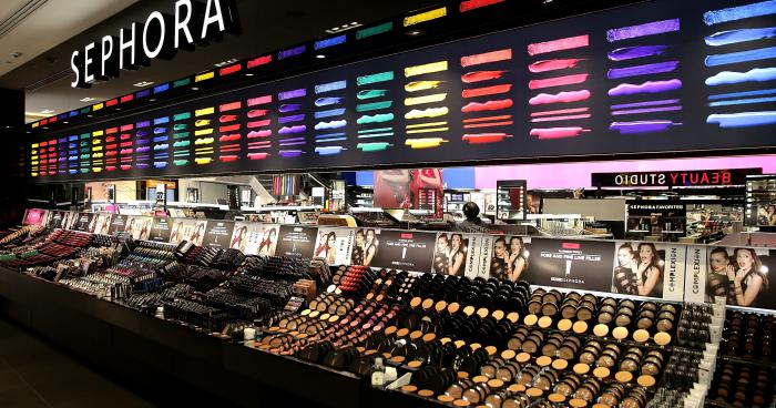 Une Voleuse trahit par les cameras se Samedi au Sephora de la défense.