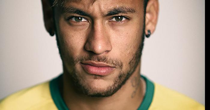 Neymar vient de signer avec le PSG pour 222 millions