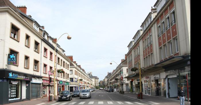 Elbeuf, Rue des martyrs: Une femme tente de sauter du 4 ème étage pour acheter du pain.