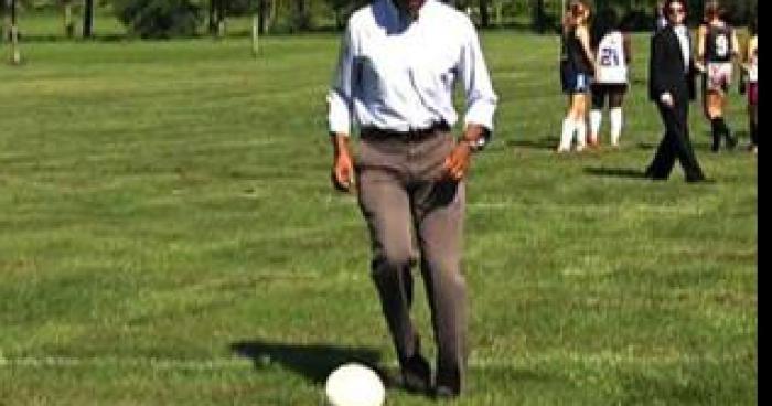 Le président des Etats-Unis , Barack Obama se lance au football