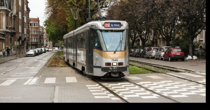 Pierre et Djena prennent le tram ensemble!