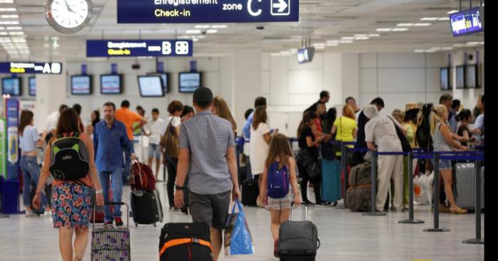 Un passager de l'aéroport mal mené par un personnel du service.