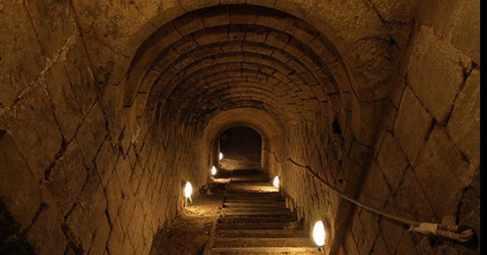 70 000 bouteilles de vin du XVII ème siècle, retrouvées intactes dans une cave d'un prestigieux domaine viticole de Bandol.