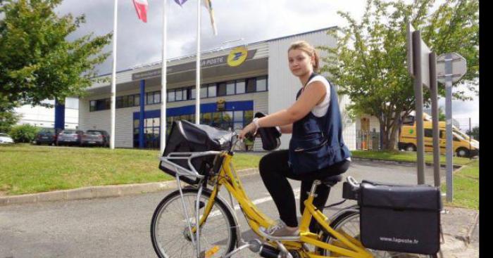 Une factrice distribue le courrier avec un vélo sans selle