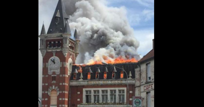 Un incendie de l’hôtel-de-ville de Bruay-la-Buissière