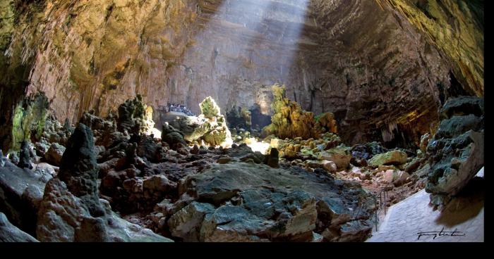 Un inconnu suce des gens dans des grottes