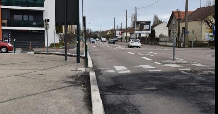 4 adolescents se sont amusés à siffler aux policiers la nuit dernière au alentour de 1 heure du matin.