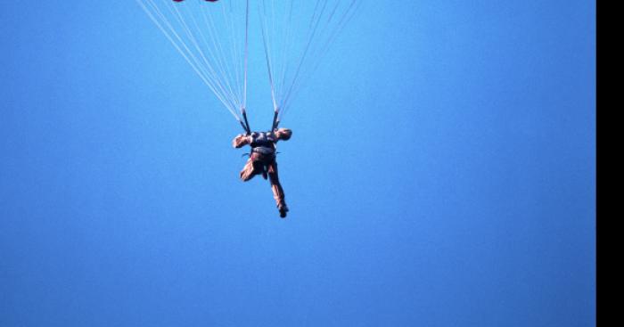 Un parachute ascensionnel se décroche et se pose dans le bassin des orques