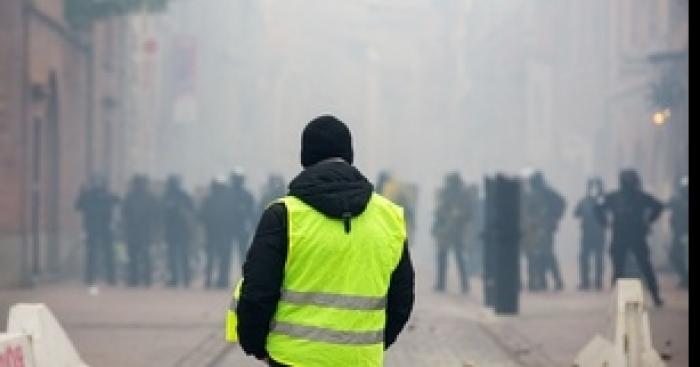 Casta Nerf enfile son gilet jaune pour protester