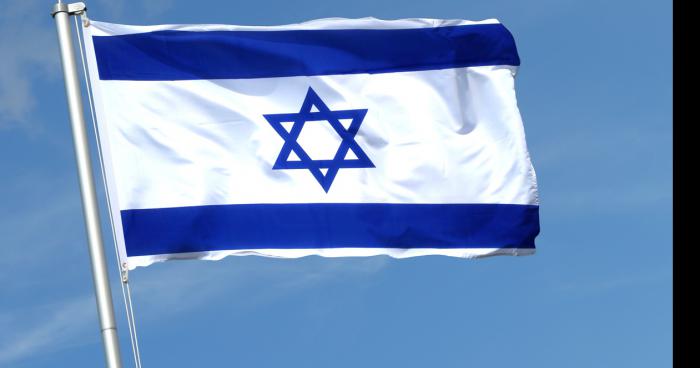 Un provocateur traverse Paris avec un drapeau israelien