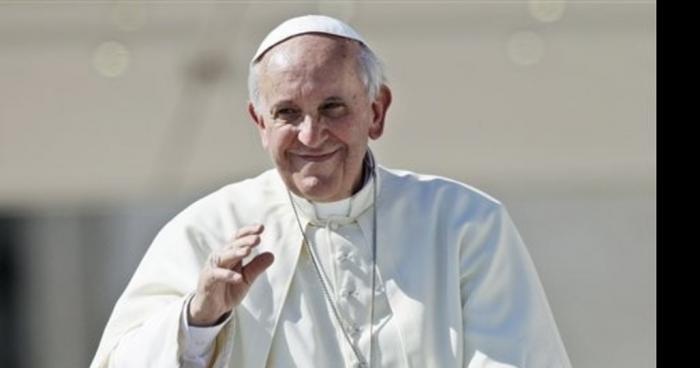 Le pape danse la macarena