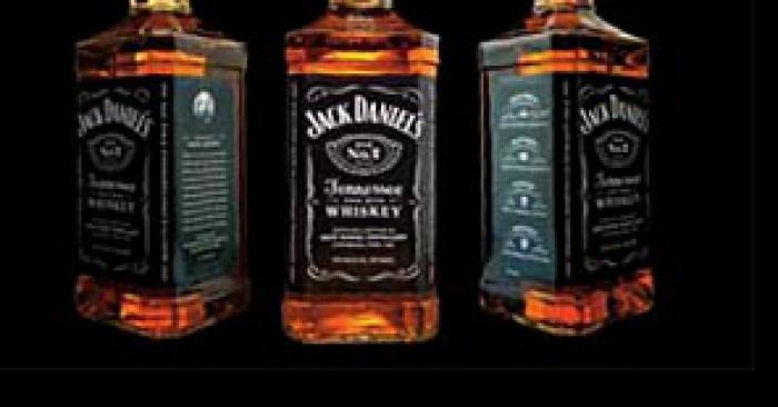 Une blonde s empare de 19 bouteilles de Jack Daniels