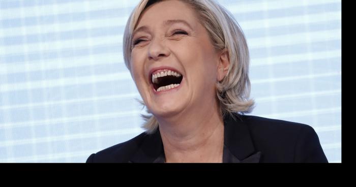 Marine Lepen frappe du poing