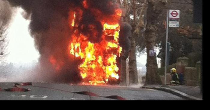 La petite navette explose en plein coeur de la ville.