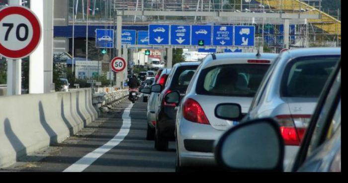 Excédée par les bouchons, elle porte plainte.