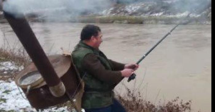 Ivre, un pêcheur Serbe confond son sac à dos avec un poèle à bois.