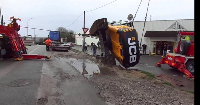 Un camion-grue se couche à Angers, 1 survivant décédé.