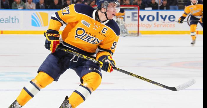 Connor McDavid signe avec les Voltigeurs de Drummondville.