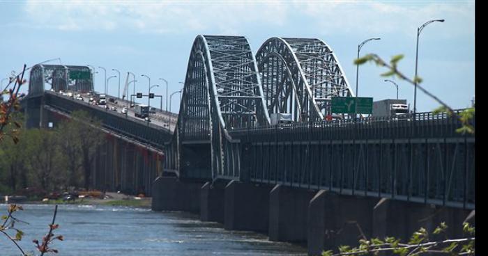 UN RENFORCEMENT DES GOUSSETS DU PONT HONORÉ-MERCIER TOMBE SUR LE PONT