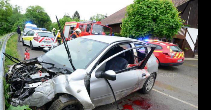 La more dun jeune homme more dan un aciden de voiture