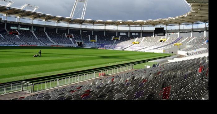 Le jeune joueur de retoure sur le terrain de Toulouse