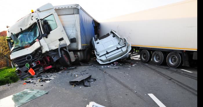 Il éternue dans la Rue de Rocroy, le chauffeur du camion in-dème..