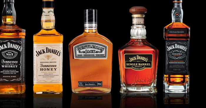 Une blonde s empare  de 19 bouteilles de Jack Daniels