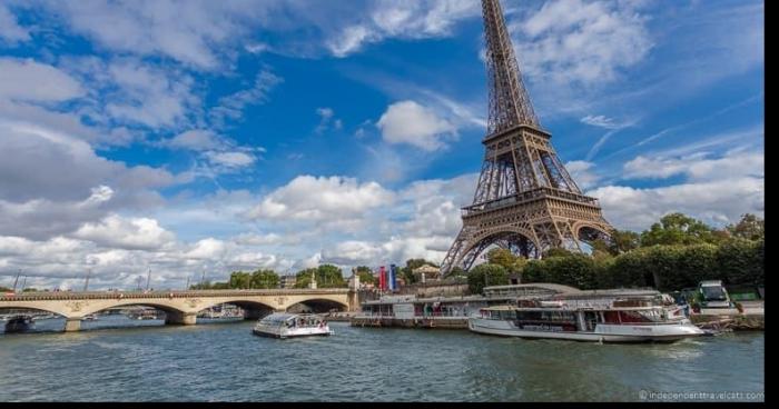 Insolite - Un homme saute nu dans la seine avec écrit