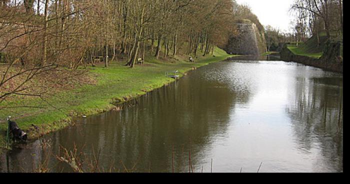 Un homme court tout nu dans la rue a Pont sur Sambre 59