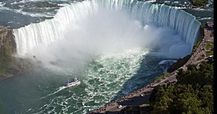 DÉVERSEMENT DE POUDRE À JELLO DANS LES CHUTES DU NIAGARA